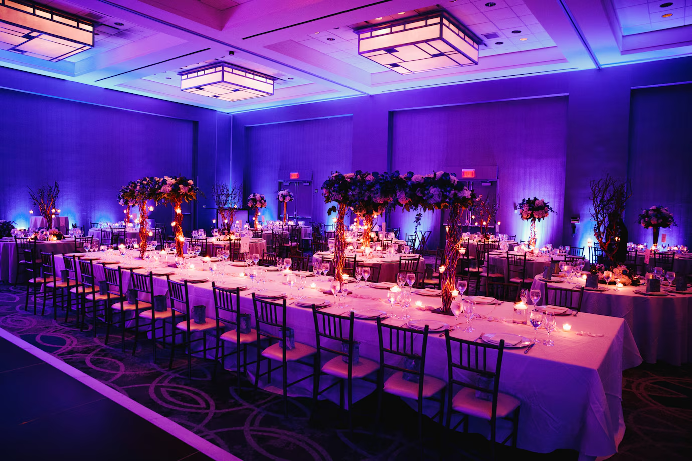 wedding table based on navy blue and burgundy theme and lighting