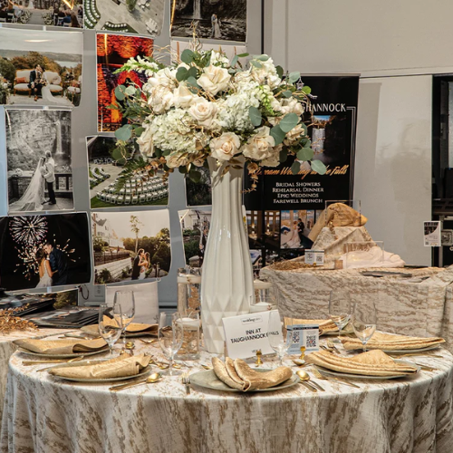 Personalized name tags tied to neatly folded cloth napkins, highlighting classy yet inexpensive wedding table decoration ideas.