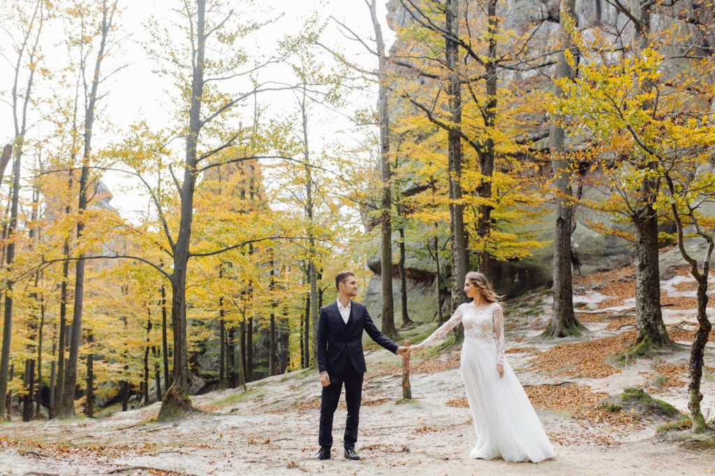 Fall-inspired November wedding décor in New York featuring warm autumn colors, elegant floral arrangements, and seasonal styling trends Fall-inspired November wedding décor in New York featuring warm autumn colors, elegant floral arrangements, and seasonal styling trends